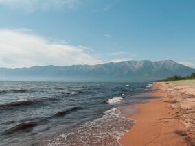Пляж и горы
